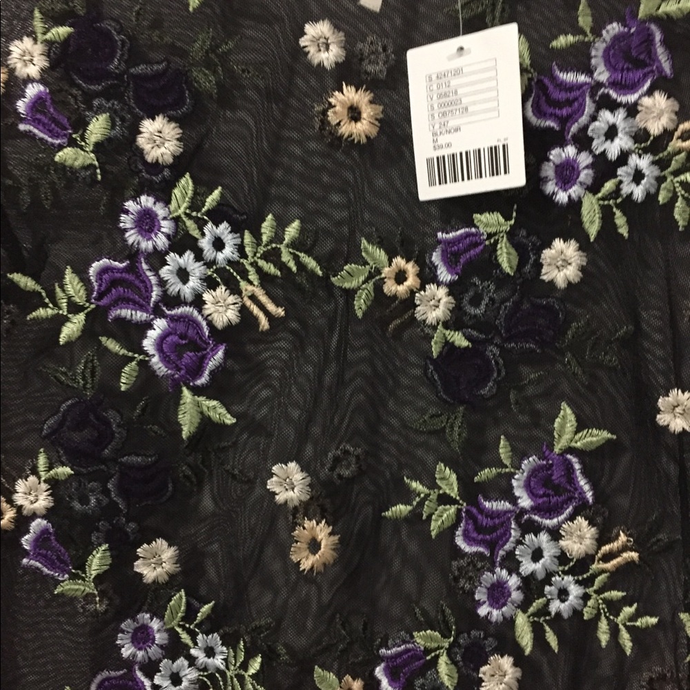 Urban Outfitters sheer floral top. NWT 🌸💐 - Picture 5 of 5